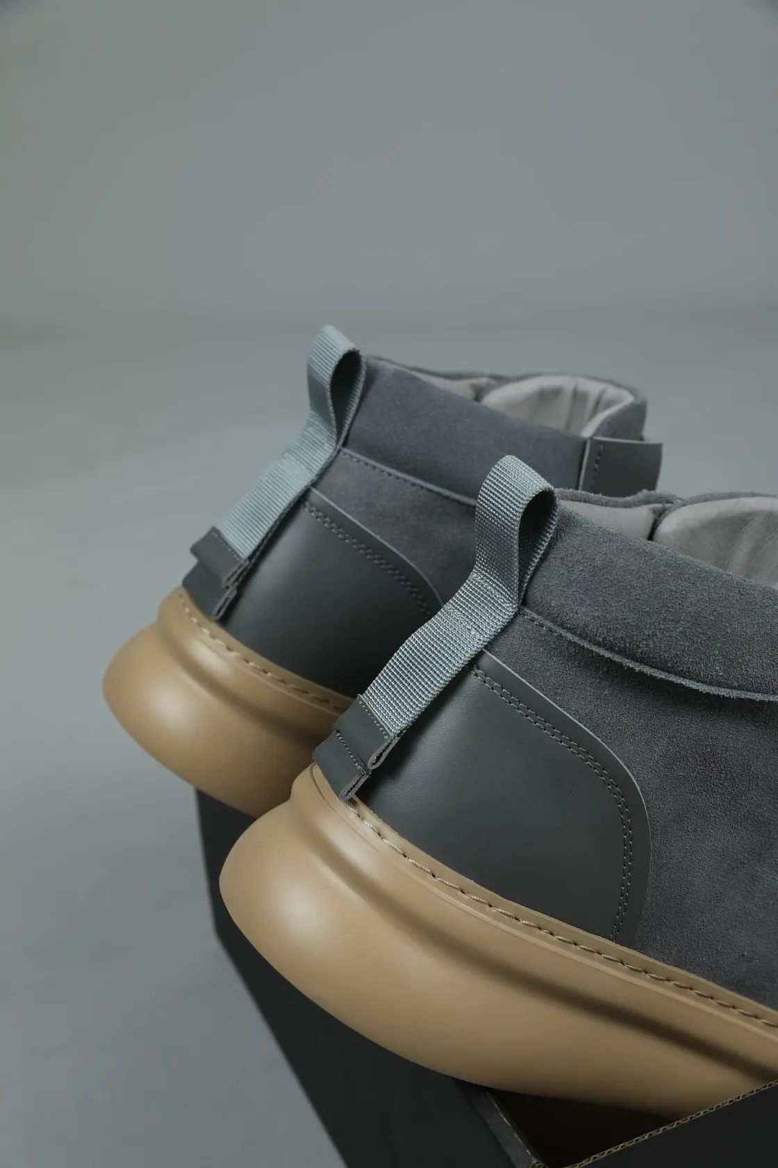 Men's shoes 💰600 IUGGI handsome double-sided short boots. I was attracted by it at first sight. Exclusive and original private outsole. Super soft and light rebound. Top layer calfskin grain frosted. Full texture. All sheep fur inside. Size: 39-44 Model 3681